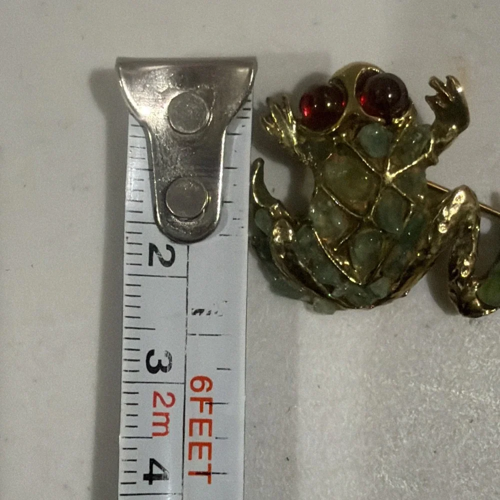 Vtg Swoboda Frog Brooch Pin Jade Chip Body Garnet Eyes Marked SWO, Inc RARE‎